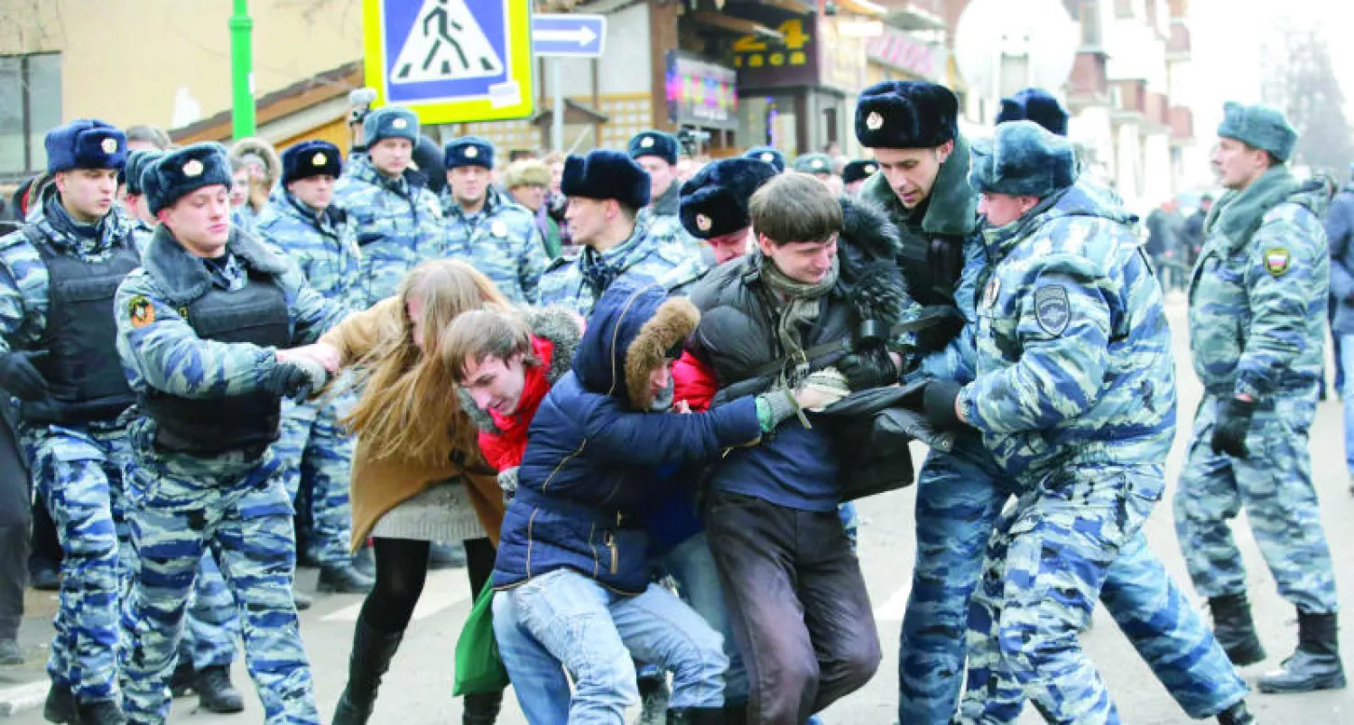 الشرطة تعتقل أشخاصا تجمعوا تضامنا مع المتهمين خارج المحكمة في موسكو أمس (رويترز)