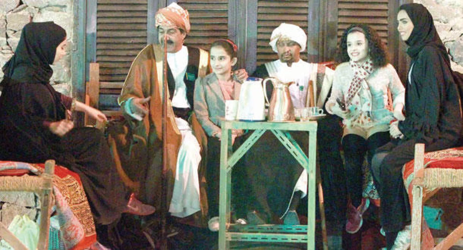 المركاز الحجازي وعائلة سعودية تلتف حول عمدة الحارة في الجنادرية أول من أمس (تصوير: خالد الخميس)