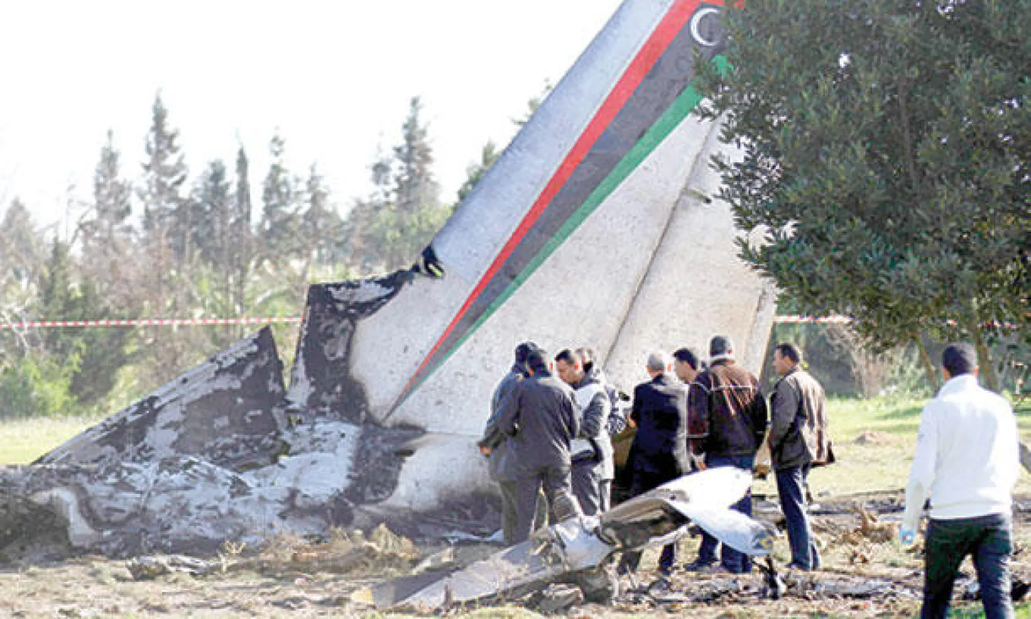 جزء من الطائرة اللليبية المحطمة في منطقة قرمبالي بجنوب تونس أمس (رويترز)