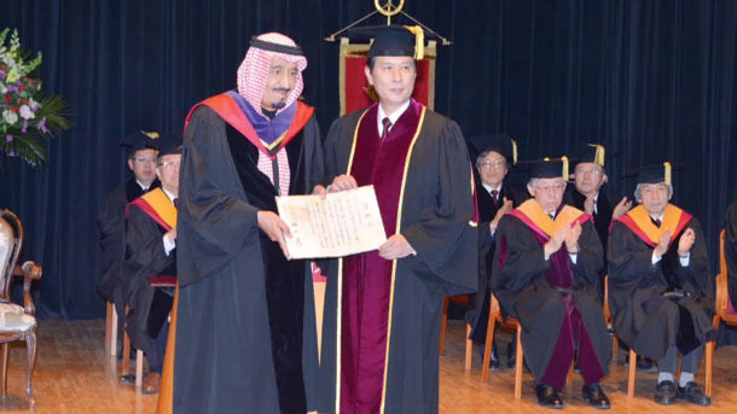 الأمير سلمان بن عبد العزيز يتسلم شهادة الدكتوراه الفخرية من رئيس جامعة واسيدا اليابانية (واس)