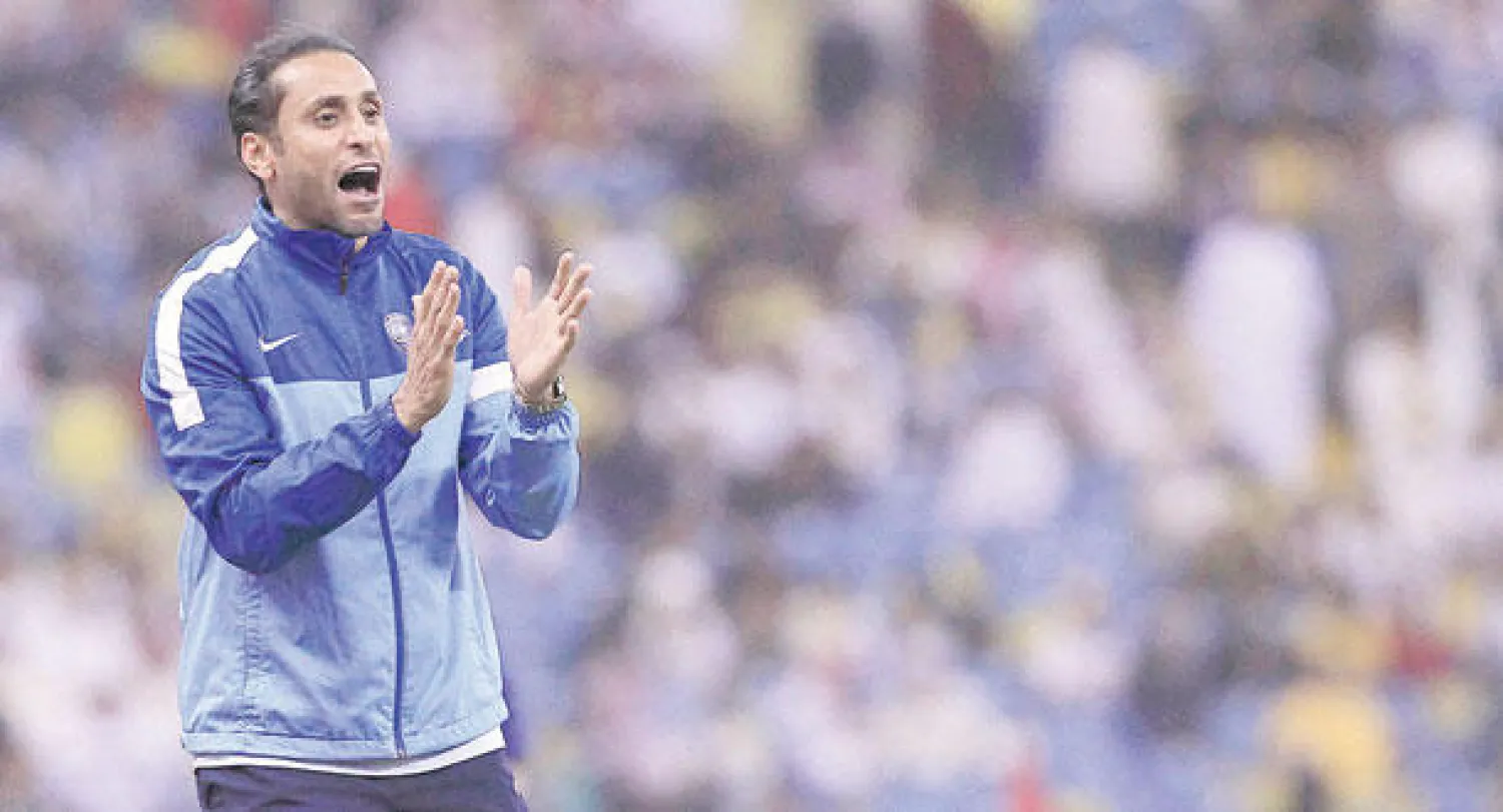 سامي الجابر يوجه لاعبي الهلال خلال مباراتهم أول من أمس أمام النصر (تصوير: علي العريفي)