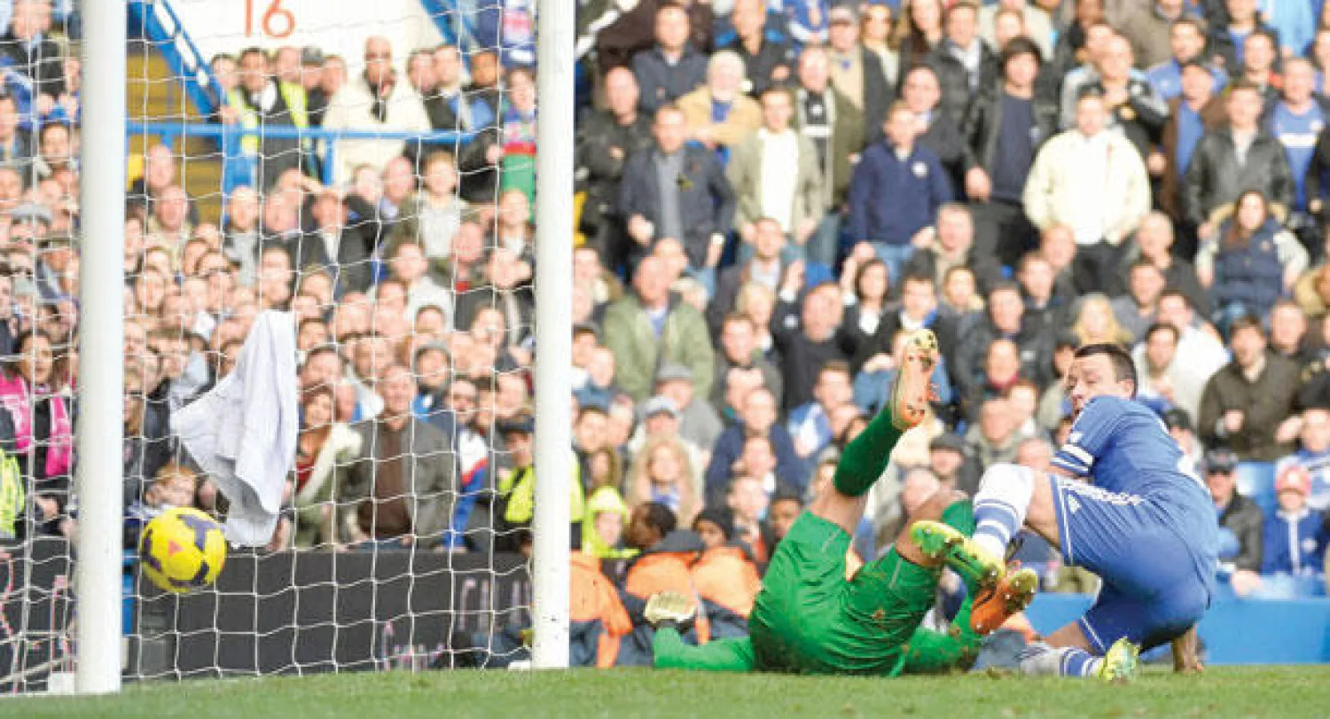 هاوراد حارس ايفرتون اخطأ التقدير لانشغاله بجون تييري لتصطدم كرة لامبارد بقدمه وتسكن شباكه هدفا لتشيلسي (رويترز)