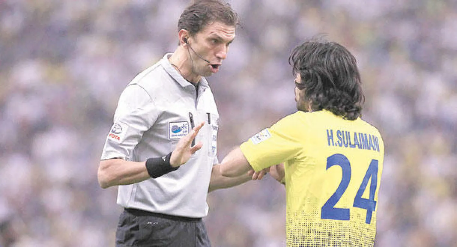 عبد الغني يناقش الحكم في أحد قراراته خلال مباراة فريقه أمام الهلال (تصوير: علي العريفي)