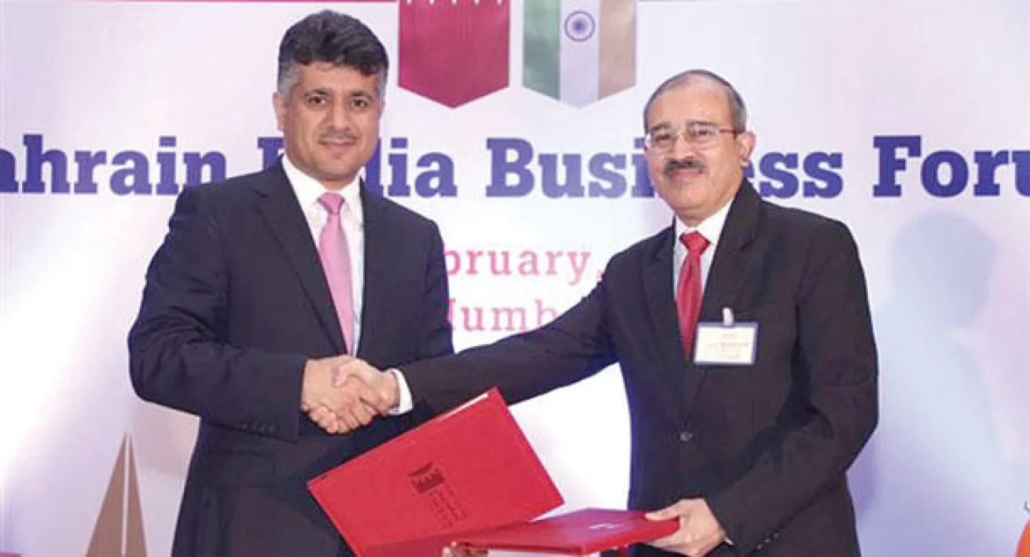 جانب من توقيع الاتفاقيات مع وزير المواصلات البحريني كمال بن أحمد (يسار) («الشرق الأوسط»)