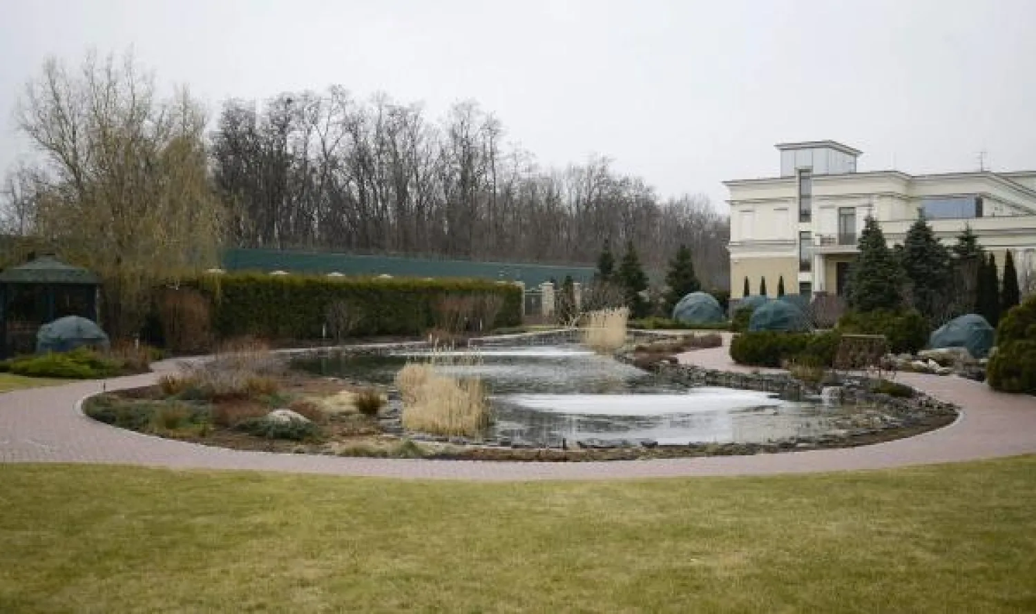 الرئيس الأوكراني يانوكوفيتش خلال التوقيع على اتفاق سلام بوساطة الاتحاد الأوروبي مع قادة المعارضة في مقر الرئاسة بكييف 

منزل الرئيس الأوكراني يانوكوفيتش الخاص في قرية Novi Petrivtsi خارج العاصمة كييف