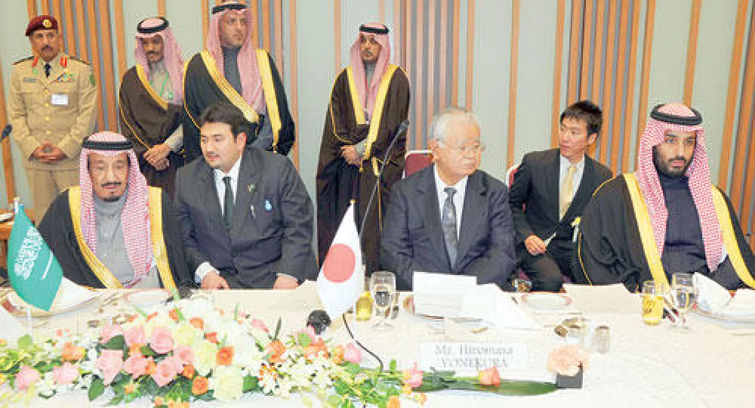 الأمير سلمان بن عبد العزيز لدى حضوره حفل عشاء اتحاد الأعمال الياباني.. وفي الصورة (يمين) الأمير محمد بن سلمان وإلى جانبه  رئيس اتحاد الأعمال الياباني هيروماسا يونيكورا (واس)