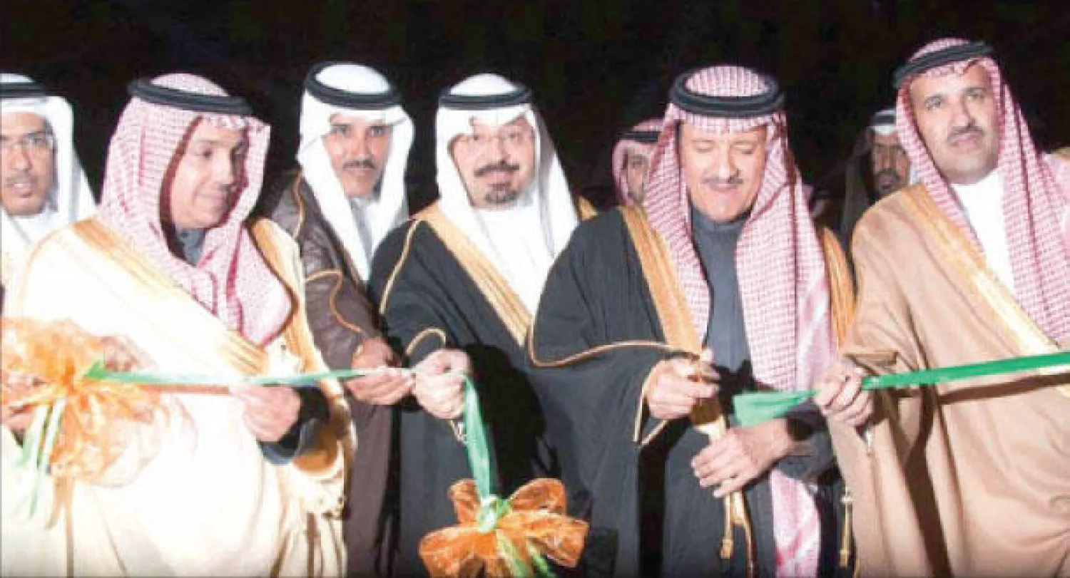 الأمير سلطان بن سلمان والأمير فيصل بن سلمان لدى تدشين المنتجع الريفي في العلا أول  من أمس (واس)