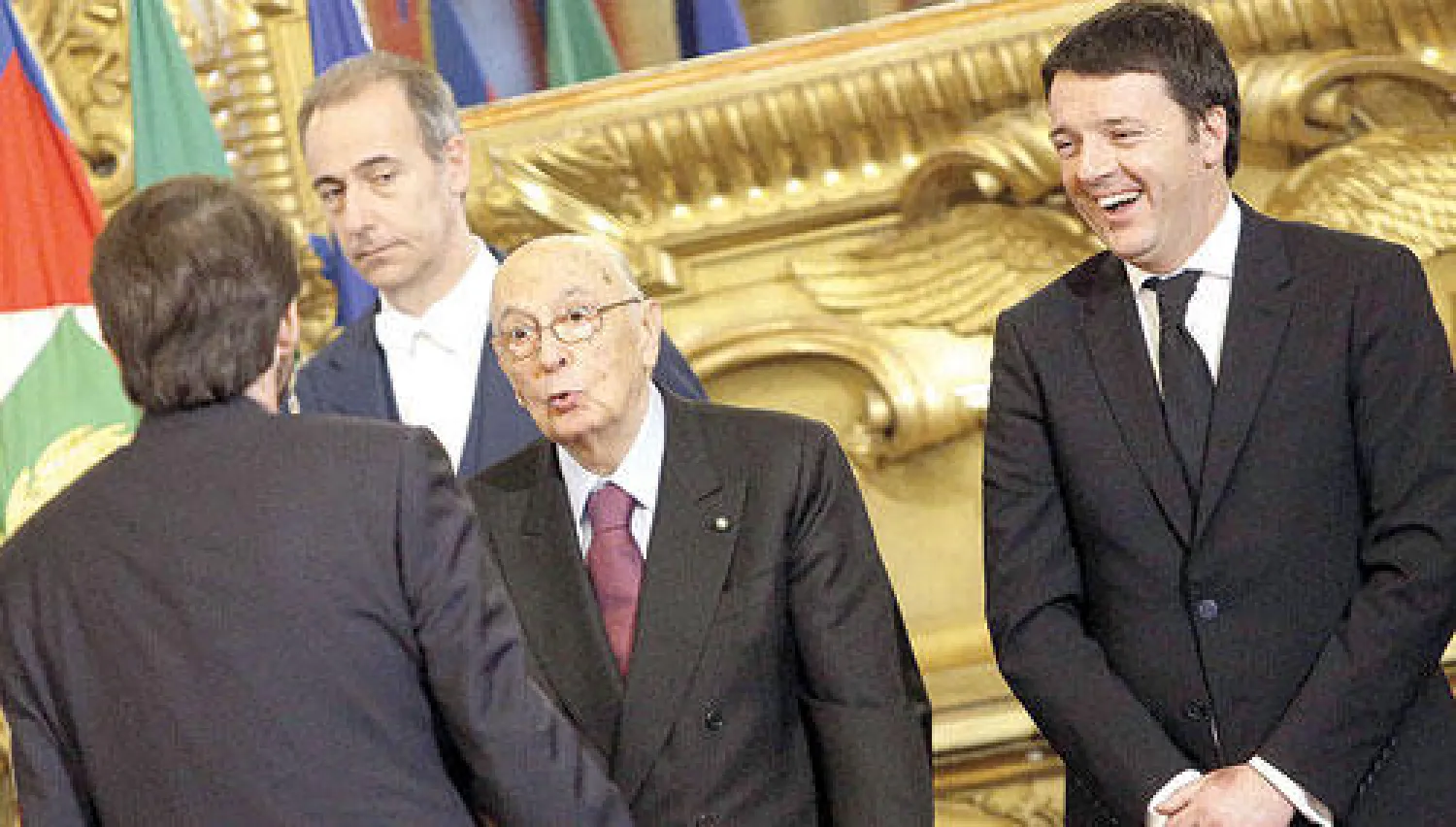 رئيس الوزراء الجديد رينزي (يمين) والرئيس نابوليتانو (وسط) أثناء حفل أداء القسم في روما أمس (إ.ب.أ)