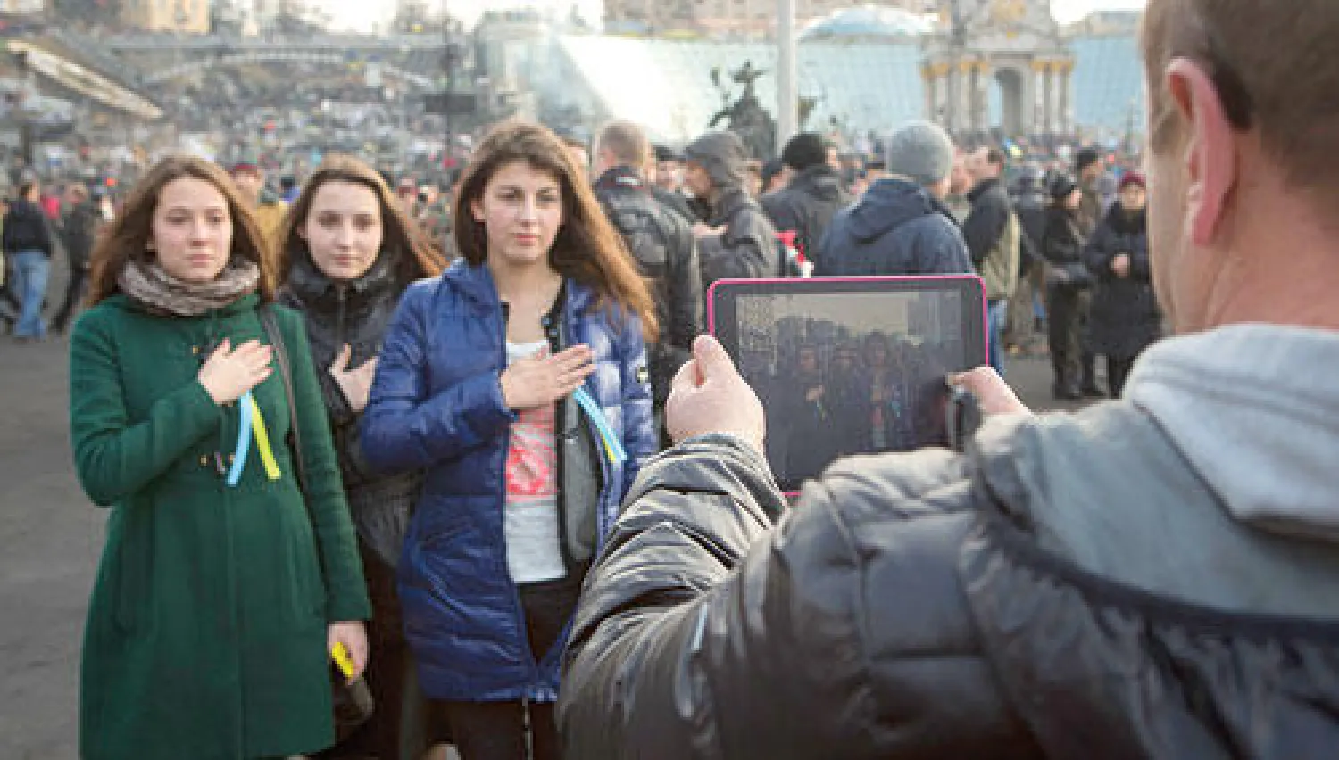 فتيات أوكرانيات يقفن لالتقاط صورة في ساحة الاستقلال بكييف أمس (أ.ب)