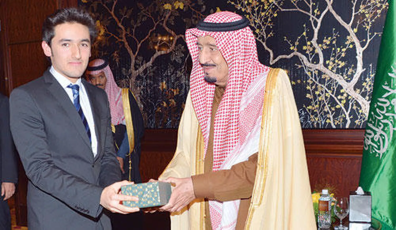 الأمير سلمان بن عبد العزيز يكرم أحد الطلبة السعوديين المبتعثين في اليابان (واس)