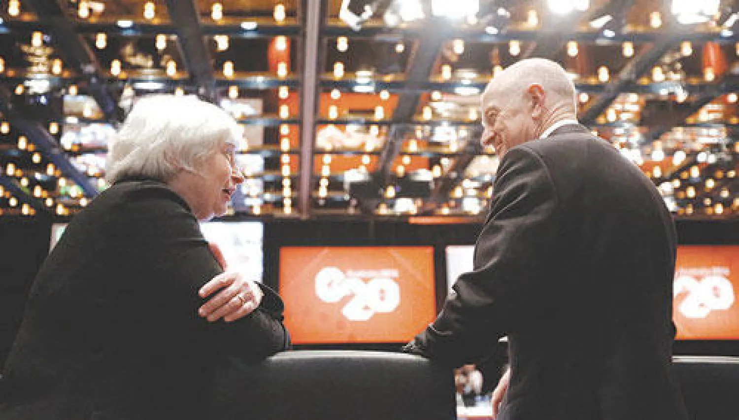 جانيت يلين رئيسة الاحتياطي الفيدرالي (المركزي الأميركي) الجديدة التي تشارك لأول في اجتماعات مجموعة العشرين إلى جانب غلان ستيفنس رئيس المركزي الأسترالي (أ.ب)