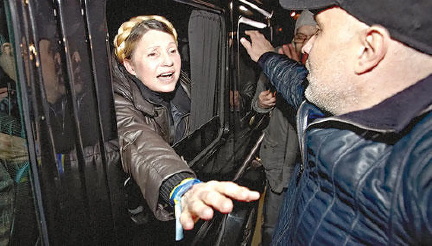 زعيمة المعارضة يوليا تيموشينكو تحيي مناصريها بعد مغادرة المستشفى إثر إطلاق سراحها من السجن بأوكرانيا أمس (إ.ب.أ)