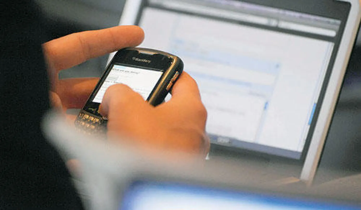 كشفت إحصائية حديثة عن أن مستخدمي الهواتف الجوالة يتفقدونها 150 مرة يوميا («الشرق الأوسط»)