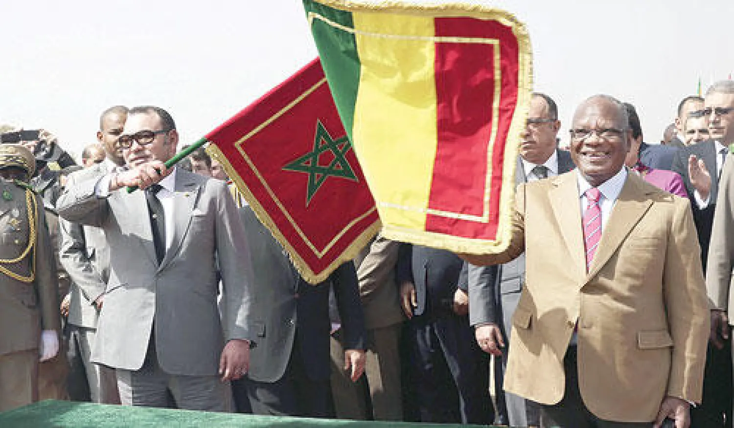 الملك محمد السادس والرئيس بوبكركيتا لدى تدشين وحدة الإسمنت في بلدة دياغو (ماب)