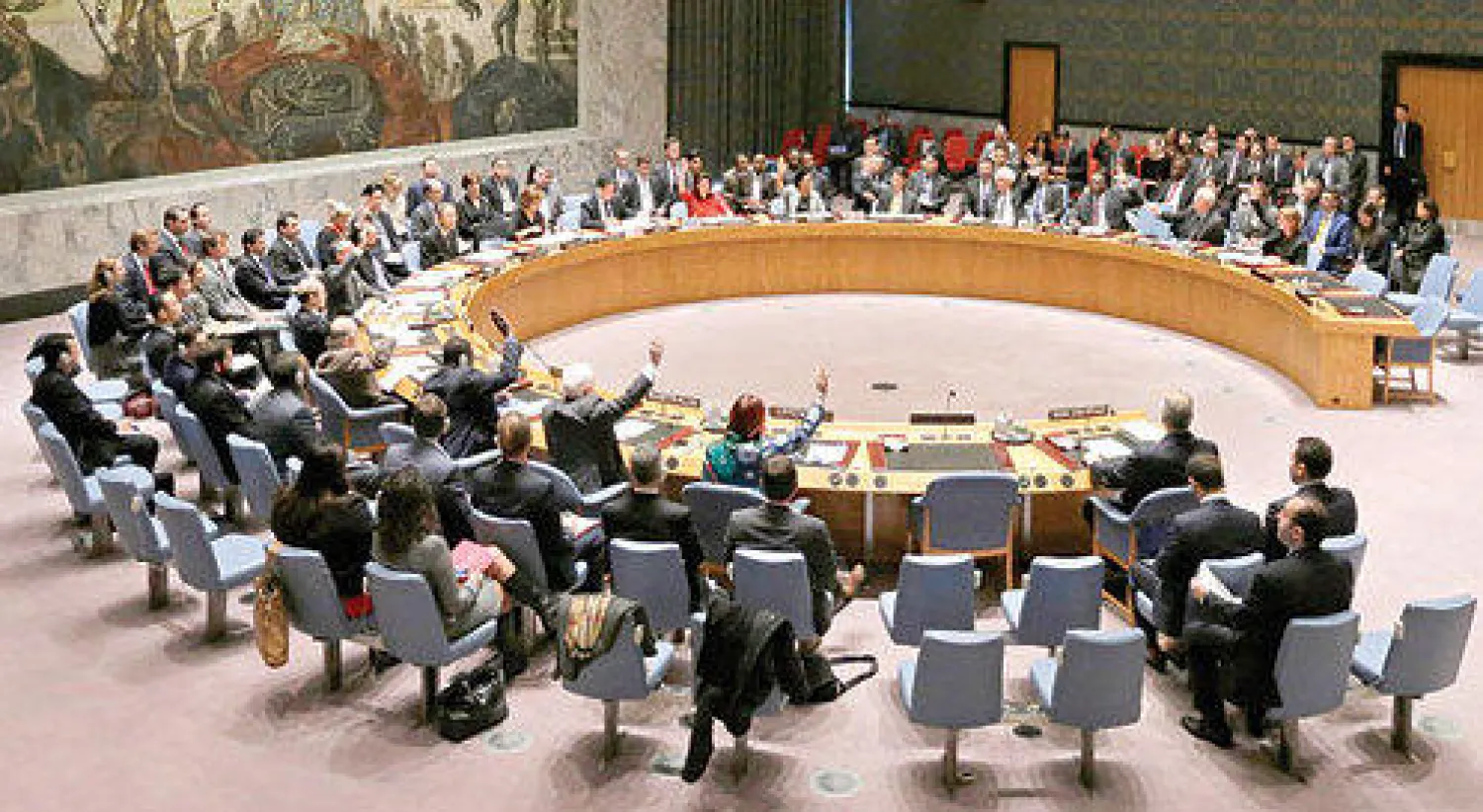 الدول الأعضاء في مجلس الأمن الدولي يصوتون بالإجماع على قرار لإدخال المساعدات الإنسانية إلى سوريا في نيويورك أمس (إ.ب.أ)