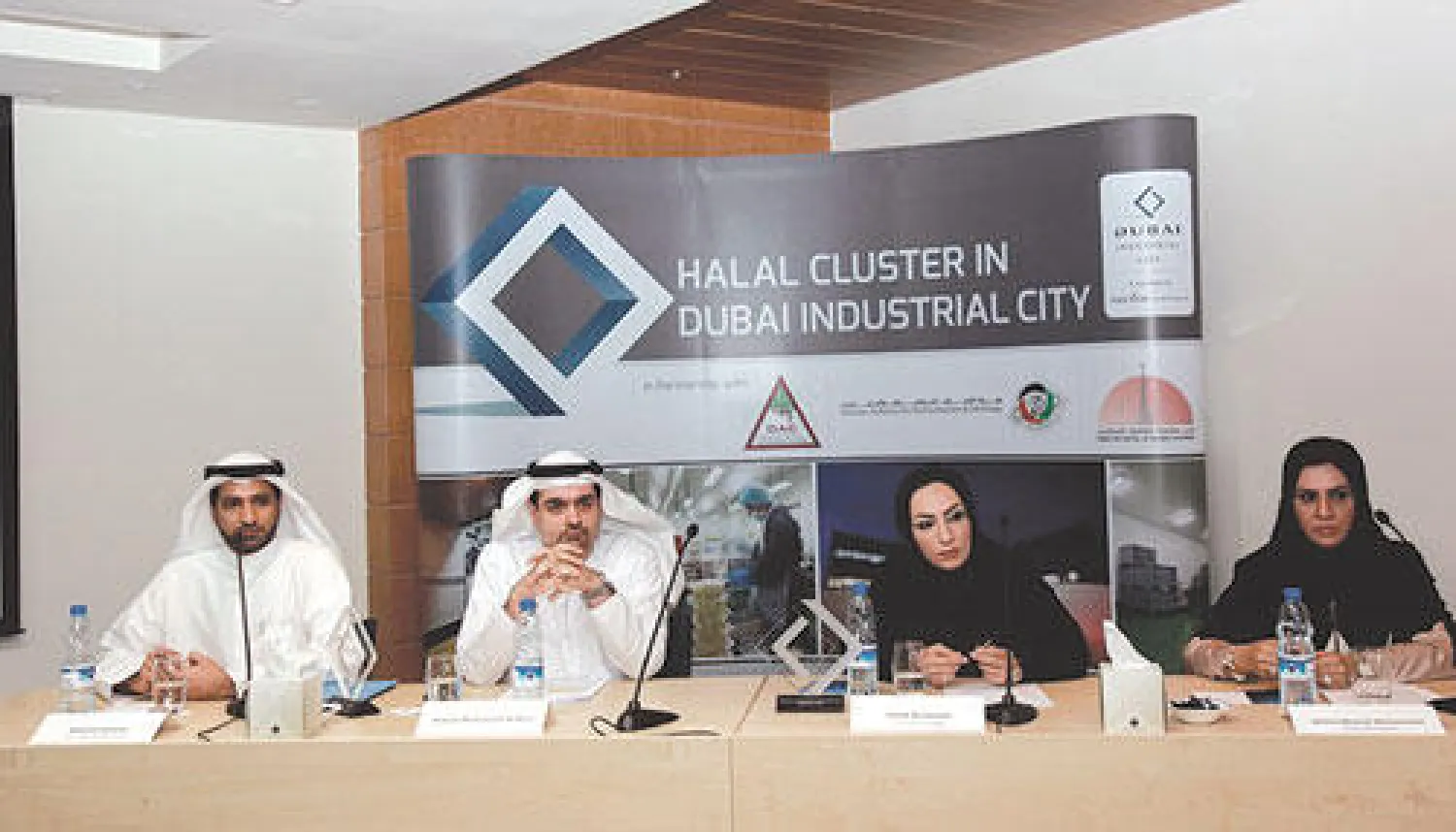 عبد الله بلهول الرئيس التنفيذي لمدينة دبي الصناعية خلال المؤتمر الصحافي أمس بحضور عبد الله العور وأمينة أحمد وفرح الزرعوني («الشرق الأوسط»)