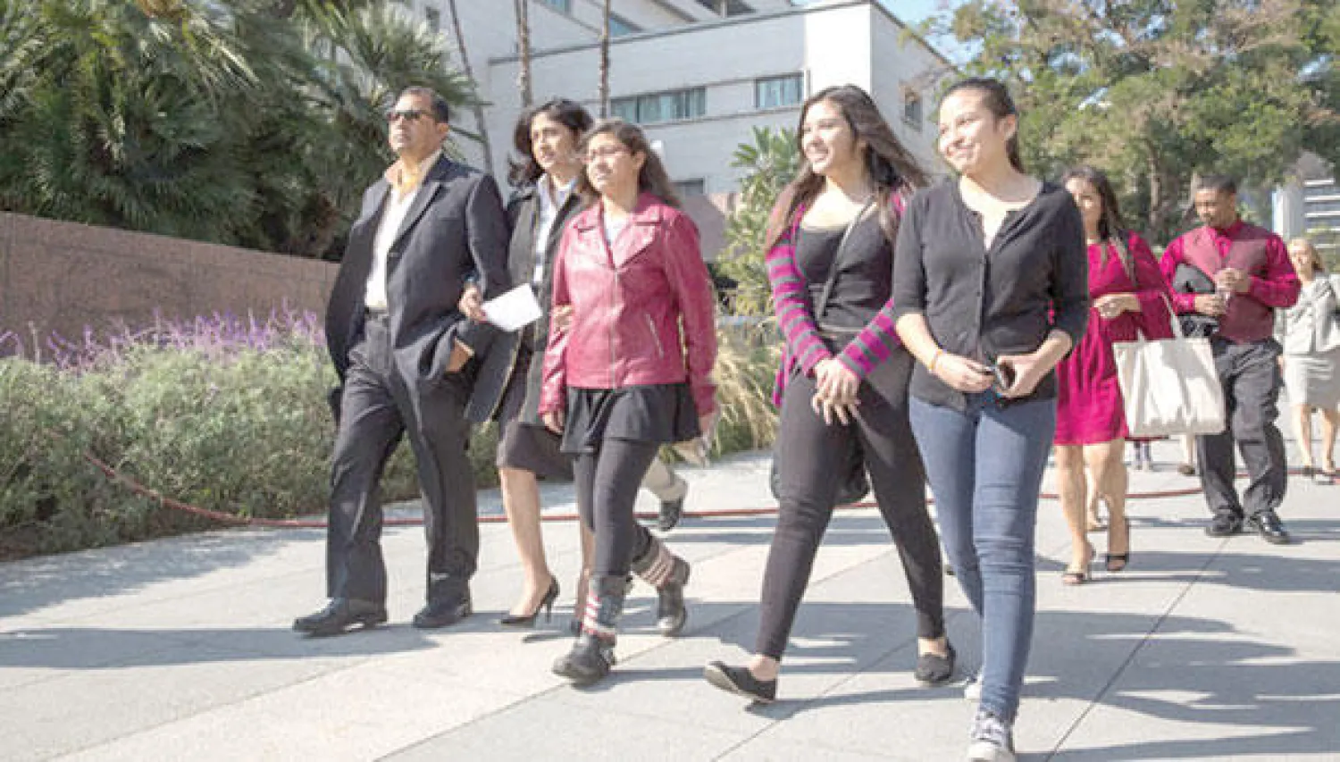 مجموعة من الطلاب الذين يقاضون ولاية كاليفورنيا نظرا لسوء حالة المدرسين (نيويورك تايمز)