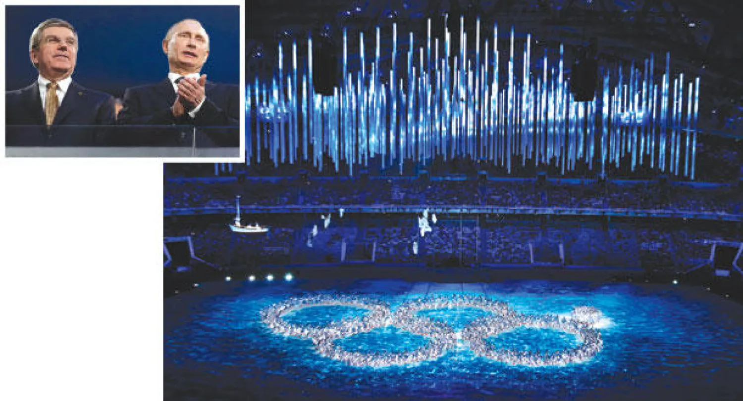 جانب من حفل ختام ألعاب سوتشي وفي الأطار الرئيس الروسي بوتين بجانب باخ رئيس اللجنة الأولمبية الدولية أمس (رويترز)