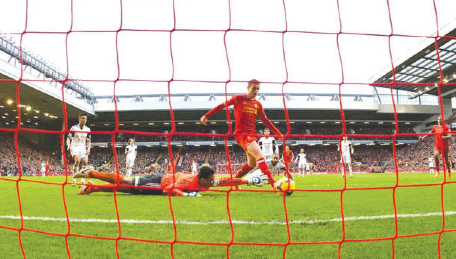 هندرسون لاعب ليفربول يحول كرة مرتدة من حارس سوانزي هدفاً ليمنح فريقه انتصارا ثمينا (أ.ب)