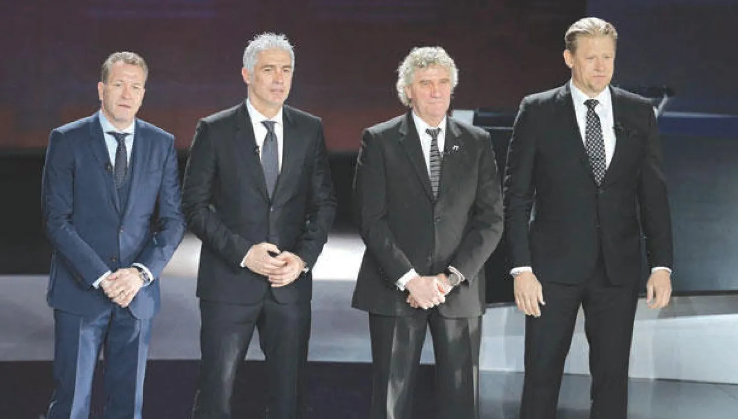 من اليمين.. الدنماركي بيتر شمايكل والبلجيكي بفاف واليوناني نيكوبوليديس والألماني كوبكه خلال مراسم سحب القرعة أمس (أ.ب)
