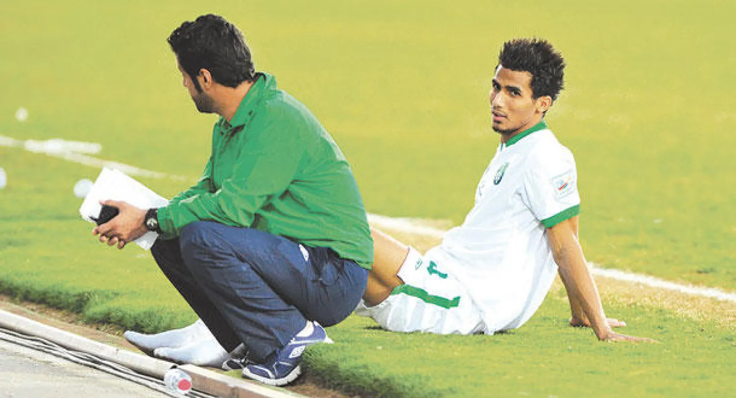 وليد باخشوين لاعب الأهلي وتبدو ملامح الأسى على وجهه بعد التعادل أمام التعاون