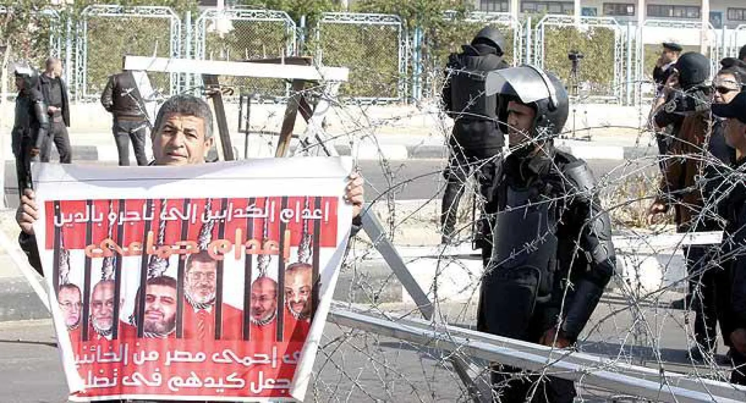 مصري يطالب بإعدام قادة الإخوان أمام أكاديمية الشرطة بالقاهرة مقر جلسات محاكمة مرسي

د. كمال الهلباوي

حسين عبد الرحمن

د. إبراهيم الزعفراني

أحمد بان