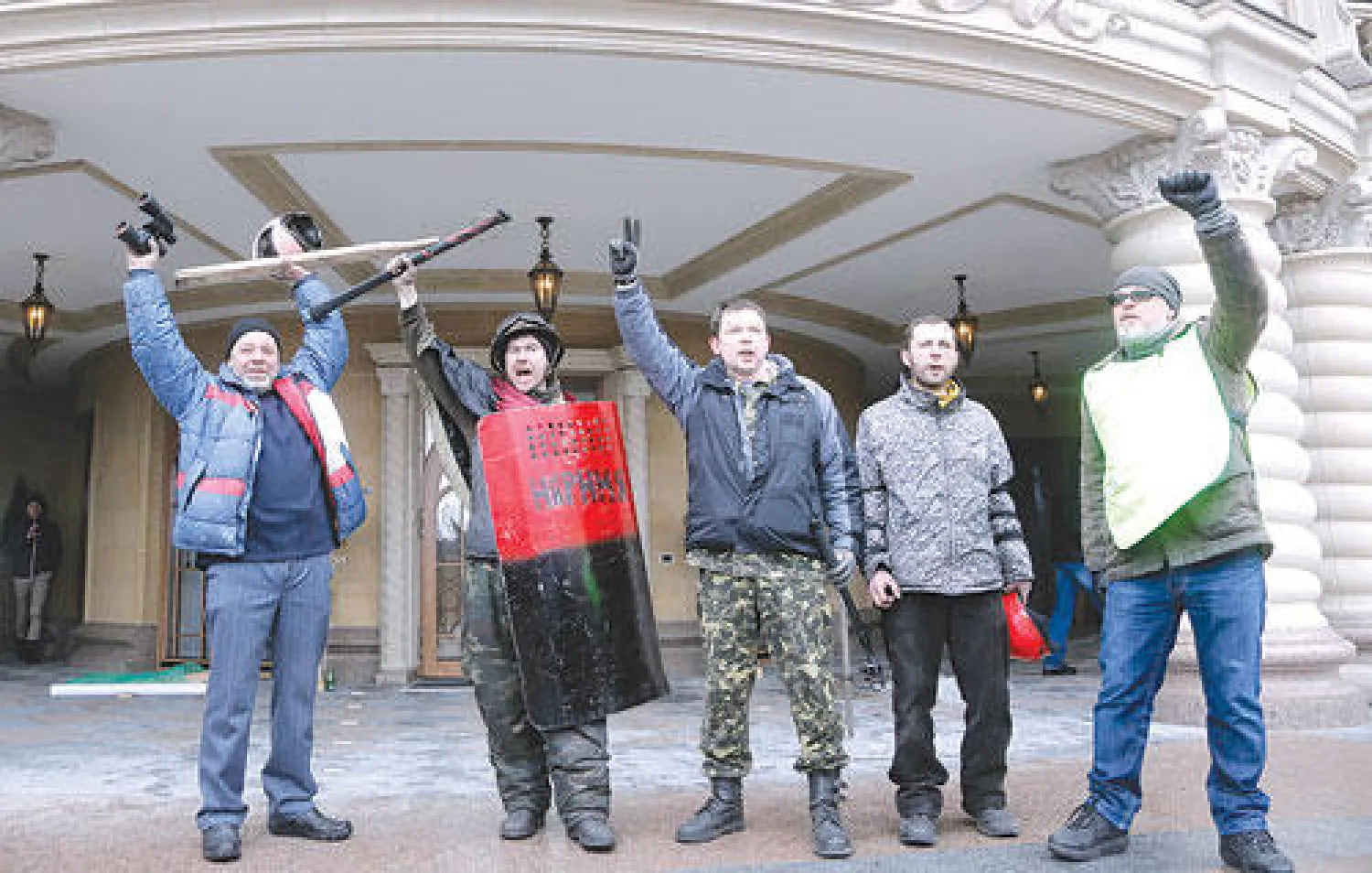 محتجون أمام مدخل قصر الرئيس المخلوع أول من أمس (أ.ب)