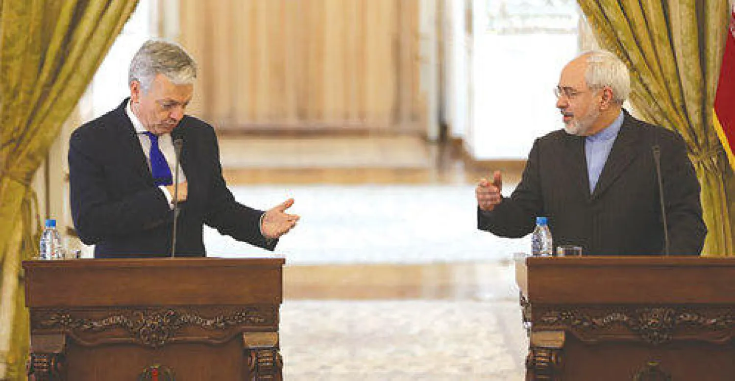 وزير الخارجية الإيراني محمد جواد ظريف مع نظيره البلجيكي ديديير ريندر أثناء مؤتمر صحافي في طهران أمس (أ.ب)