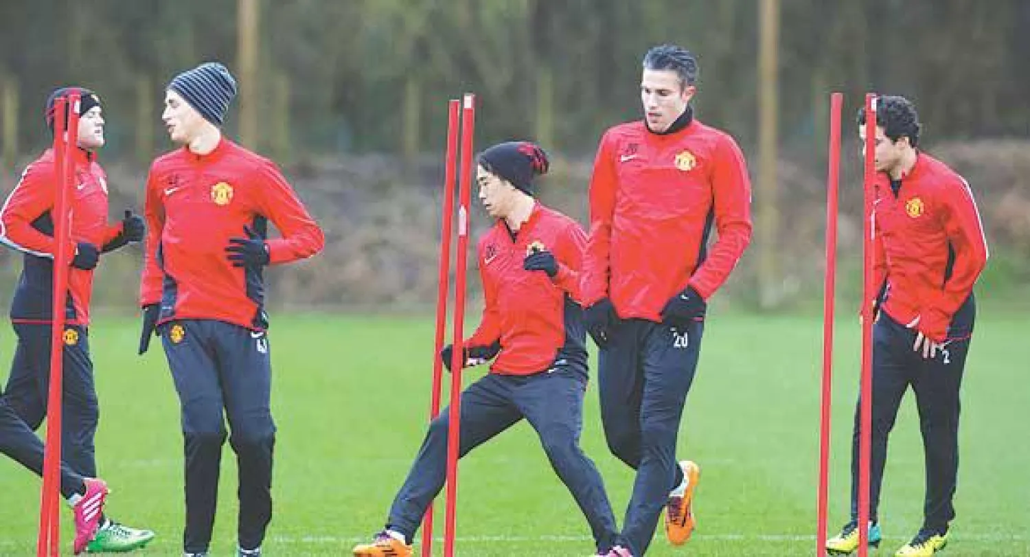 لاعبو مانشستر يونايتد خلال التدريبات أمس استعدادا لمواجهة أولمبياكوس (أ.ب)