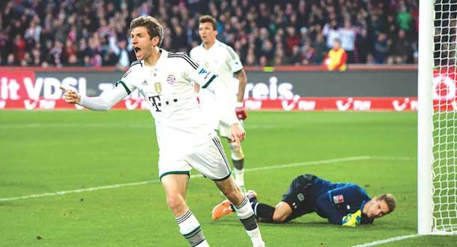 مولر نجم البايرن يحتفل بالتسجيل في مرمى هانوفر (إ.ب.أ)