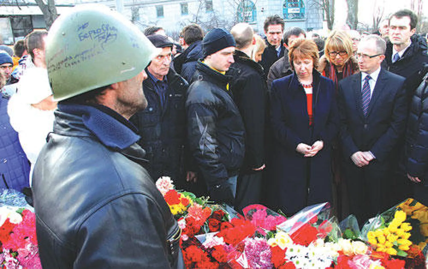 مسؤولة العلاقات الخارجية لدى الاتحاد الأوروبي كاثرين أشتون لدى زيارتها إلى كييف أمس التي بدأتها بموقع تذكاري لضحايا العنف حيث وضعت إكليلا من الزهور (رويترز)