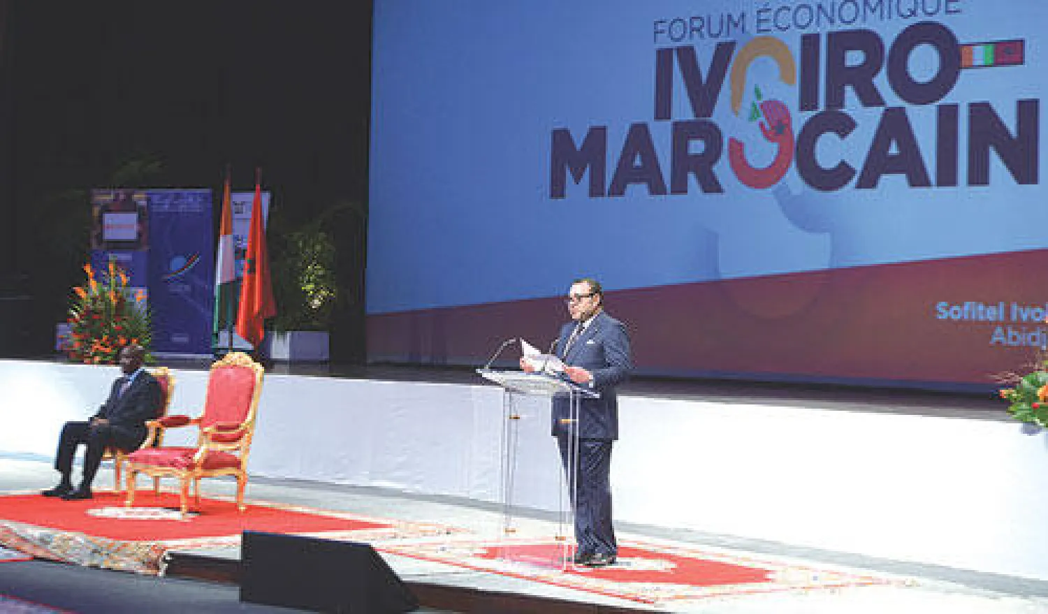 الملك محمد السادس يلقي خطابا خلال ترؤسه في أبيدجان أمس حفل افتتاح المنتدى الاقتصادي المغربي ـ الإيفواري (ماب)