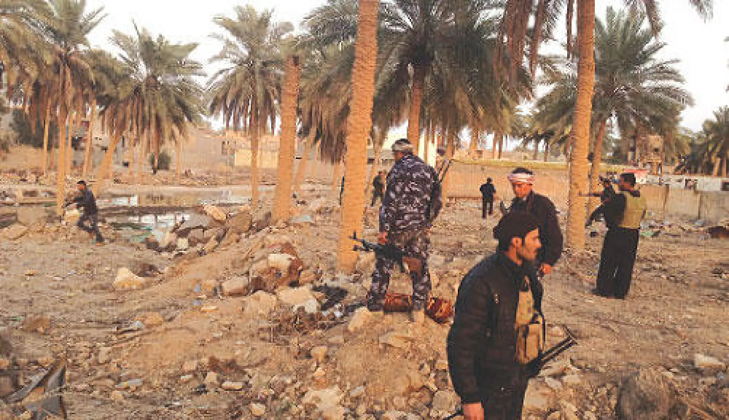 عناصر أمن عراقيون خلال مواجهات مع المسلحين في الرمادي بمحافظة الأنبار أول من أمس (رويترز)