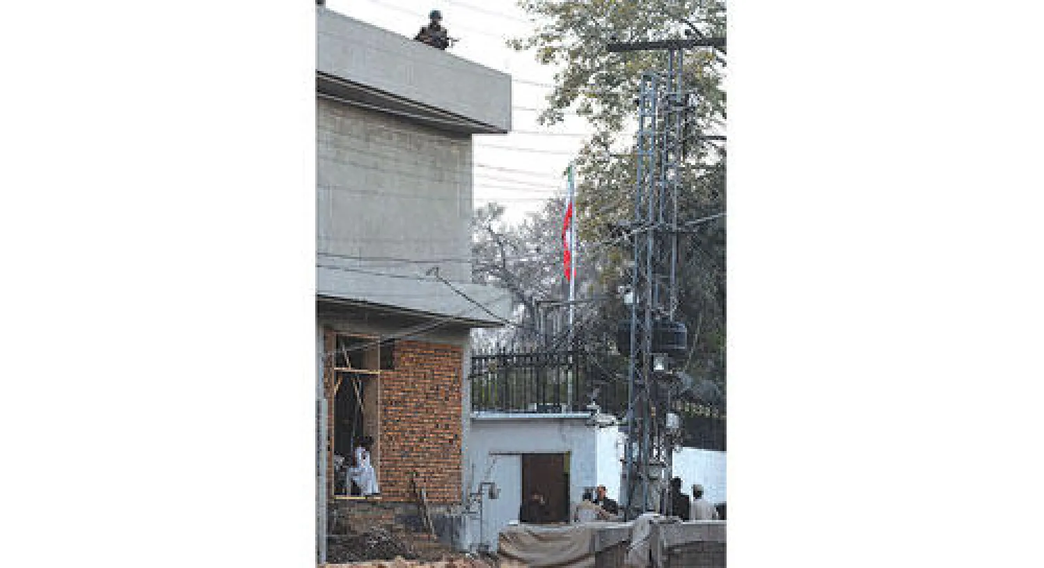 جانب من الاجراءات الامنية خارج القنصلية الايرانية في مدينة بيشاور بعد التفجير الانتحاري الذي استهدفها أمس (أ. ف. ب)