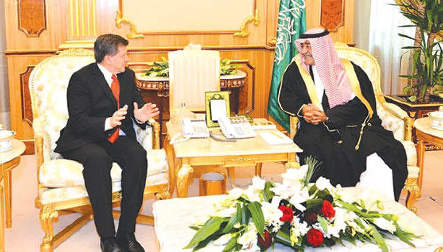 الأمير مقرن بن عبد العزيز لدى استقباله المدير العام لمنظمة العمل الدولية في الرياض أمس (واس)