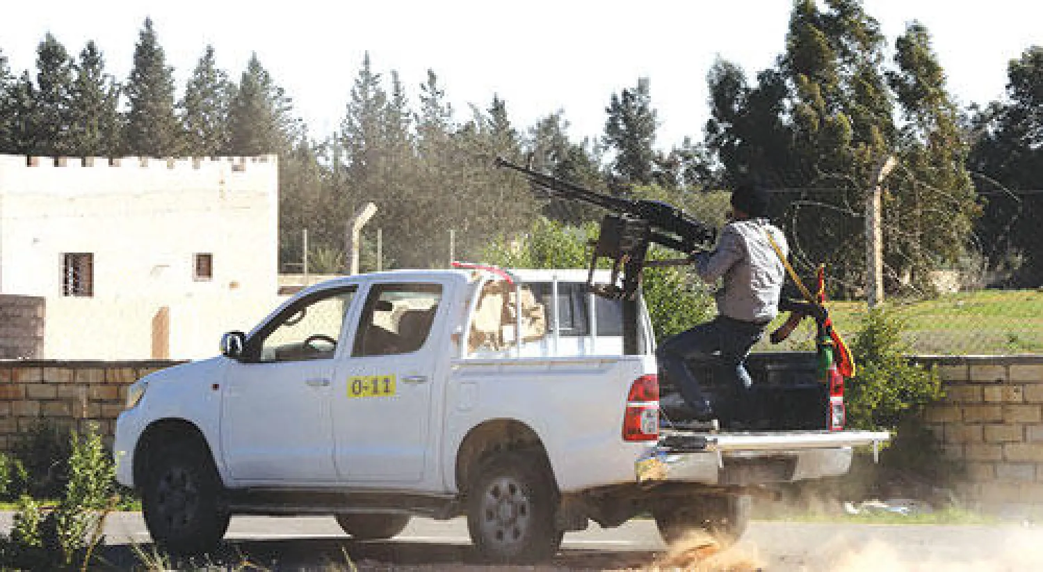 أحد المقاتلين في مدينة ورشفنة غرب العاصمة الليبية يستخدم مدفعا محمولا على شاحنة خلال صراعات شبه يومية تشهدها ليبيا (أ.ف.ب)