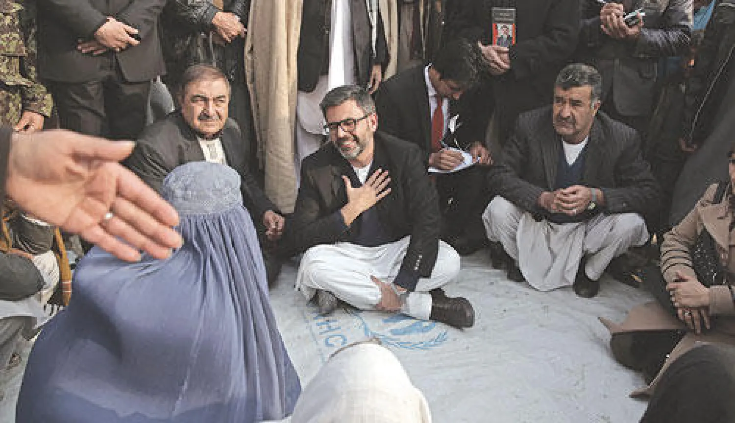 المرشح للانتخابات الأفغانية محمد نادر نعيم يلتقي بنازحين أفغان في كابل أمس، ونعيم من بين أحد عشر مرشحا يتنافسون على الرئاسة في أبريل المقبل (أ.ب)