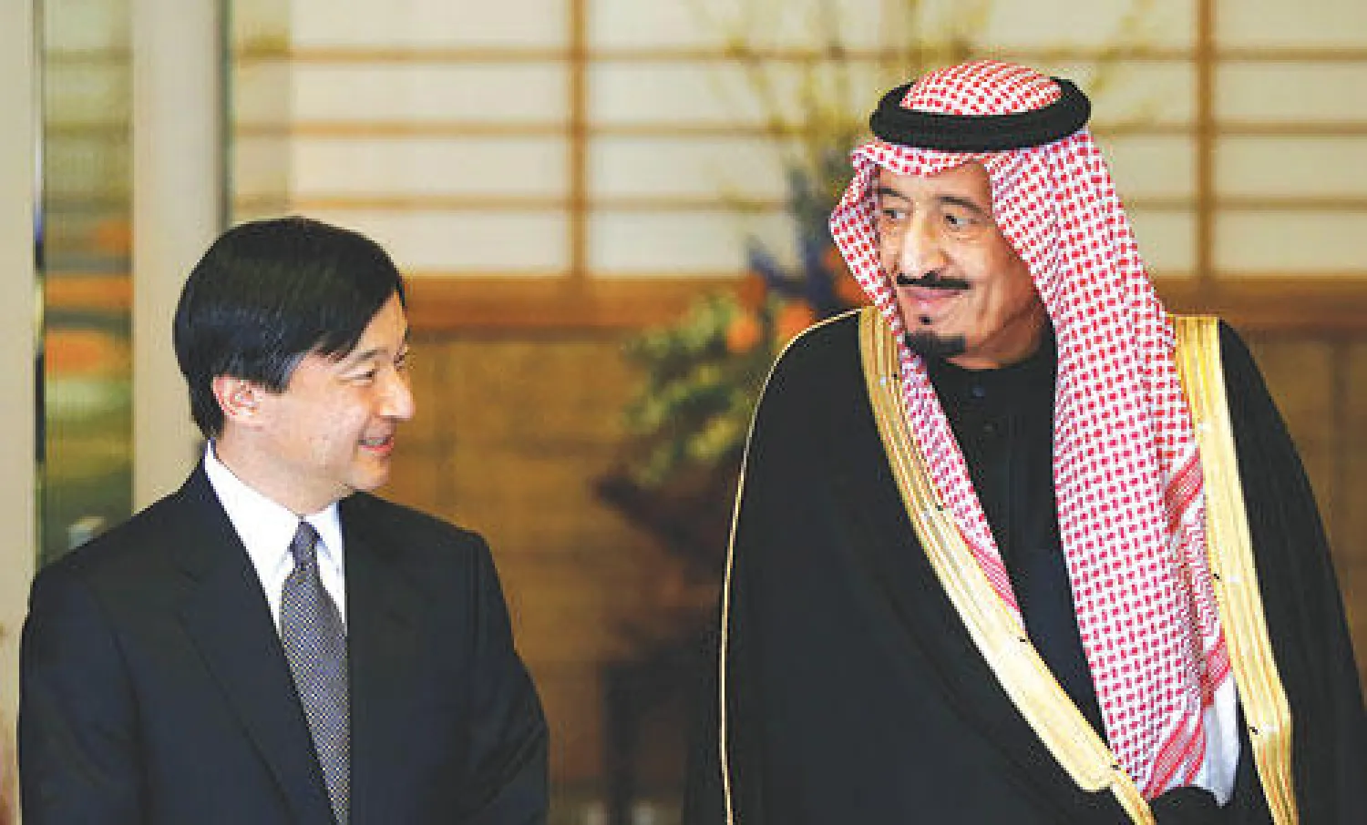 الأمير سلمان مع ولي العهد الياباني في طوكيو أمس (أ.ب)