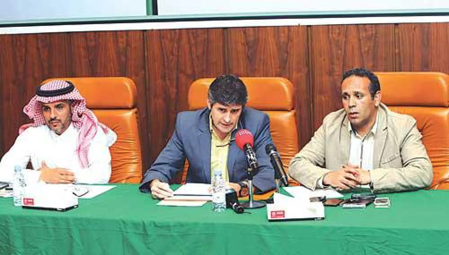 جانب من المؤتمر الصحافي الذي عقده الإسباني لوبيز كارو أمس