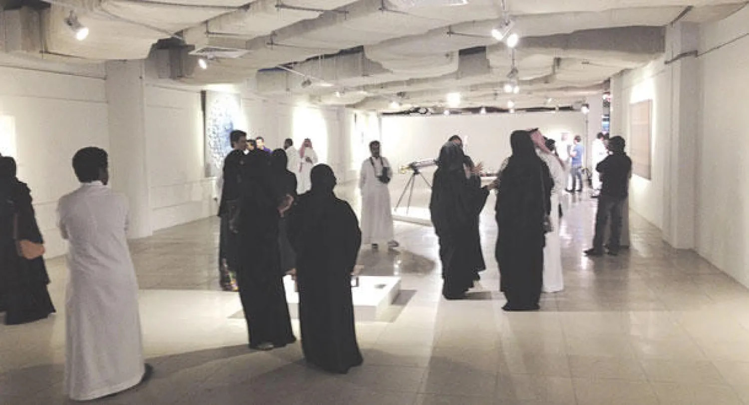 جانب من الحضور في معرض «تأثيرات جانبية»