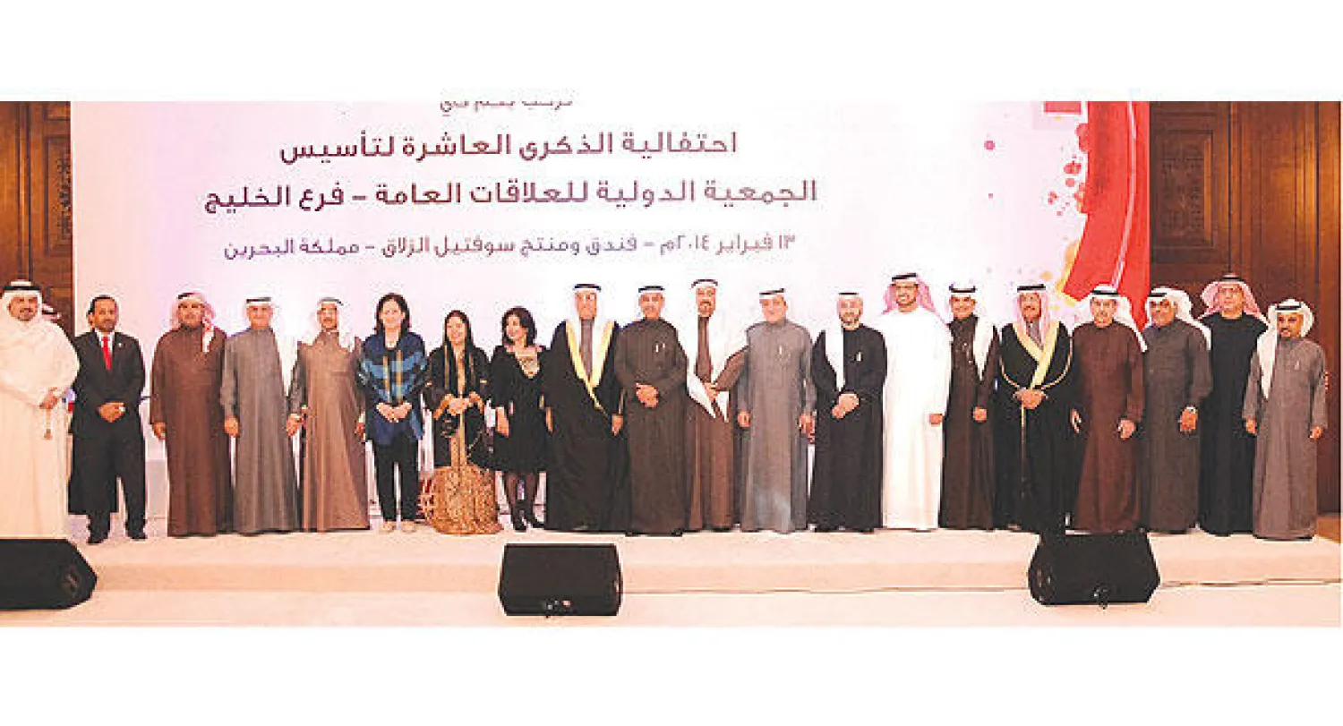 صورة جماعية للمكرّمين في الحفل مع الوزيرة سميرة بن رجب، ونبيل الحمر مستشار ملك البحرين للشؤون الإعلامية