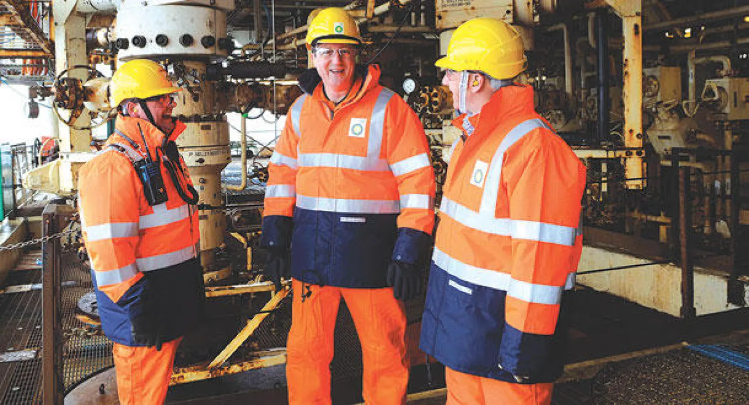 رئيس الوزراء البريطاني ديفيد كاميرون يتحدث لمهندسين على متن منصة نفطية تابعة لشركة «بي بي» على بعد 160 كيلومترا قبالة سواحل أبرديين الأسكوتلندية أمس (رويترز)