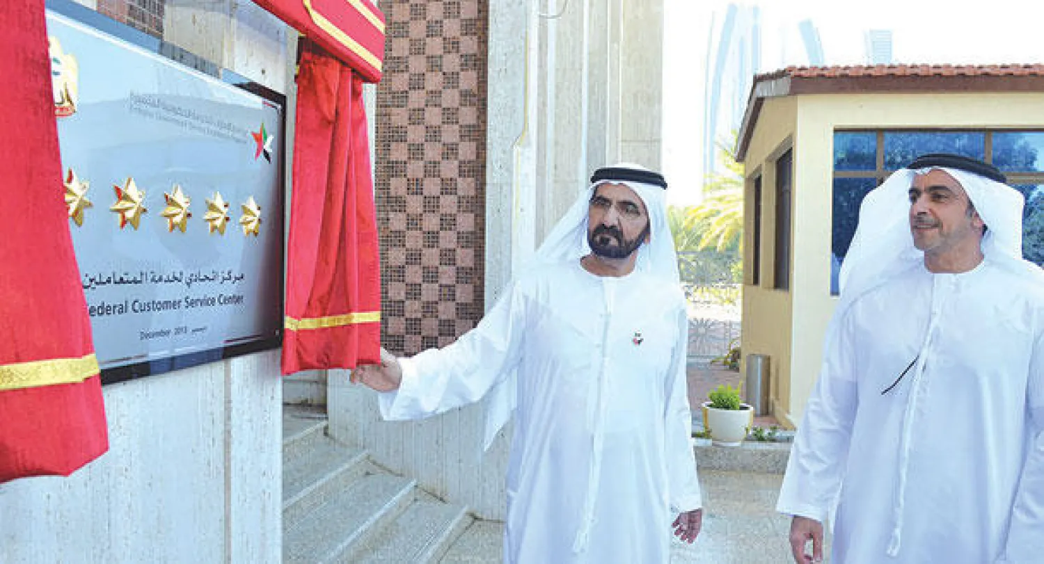 الشيخ محمد بن راشد والشيخ سيف بن زايد وزير الداخلية خلال إزاحة الستار عن تصنيف مركز حكومي («الشرق الأوسط»)