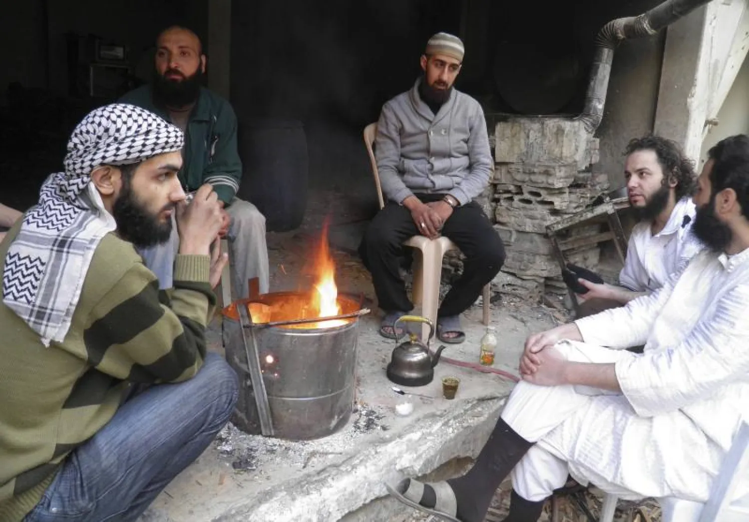 تسوية أوضاع 60 شخصا أوقفوا بعد إجلائهم من حمص القديمة