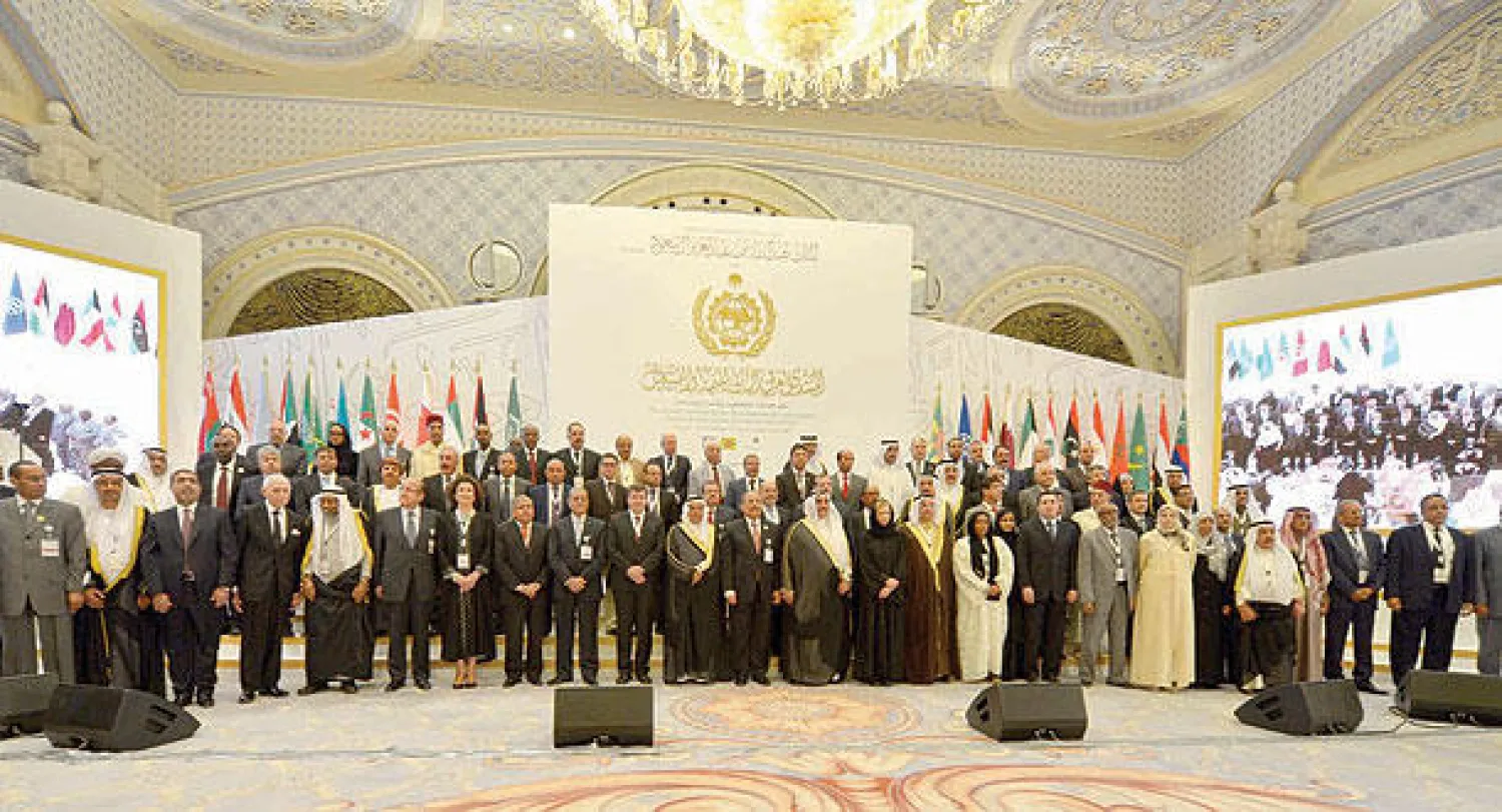 صورة جماعية لوزراء العمل والتنمية والاقتصاد في الدول العربية في العاصمة الرياض، أمس («الشرق الأوسط»)