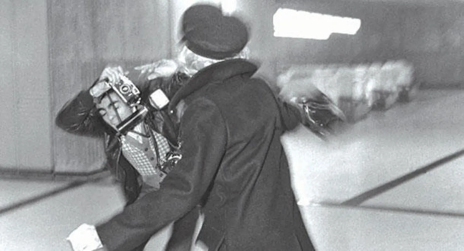 الممثلة مارلين ديتريش تضرب مصوراً لاحقها