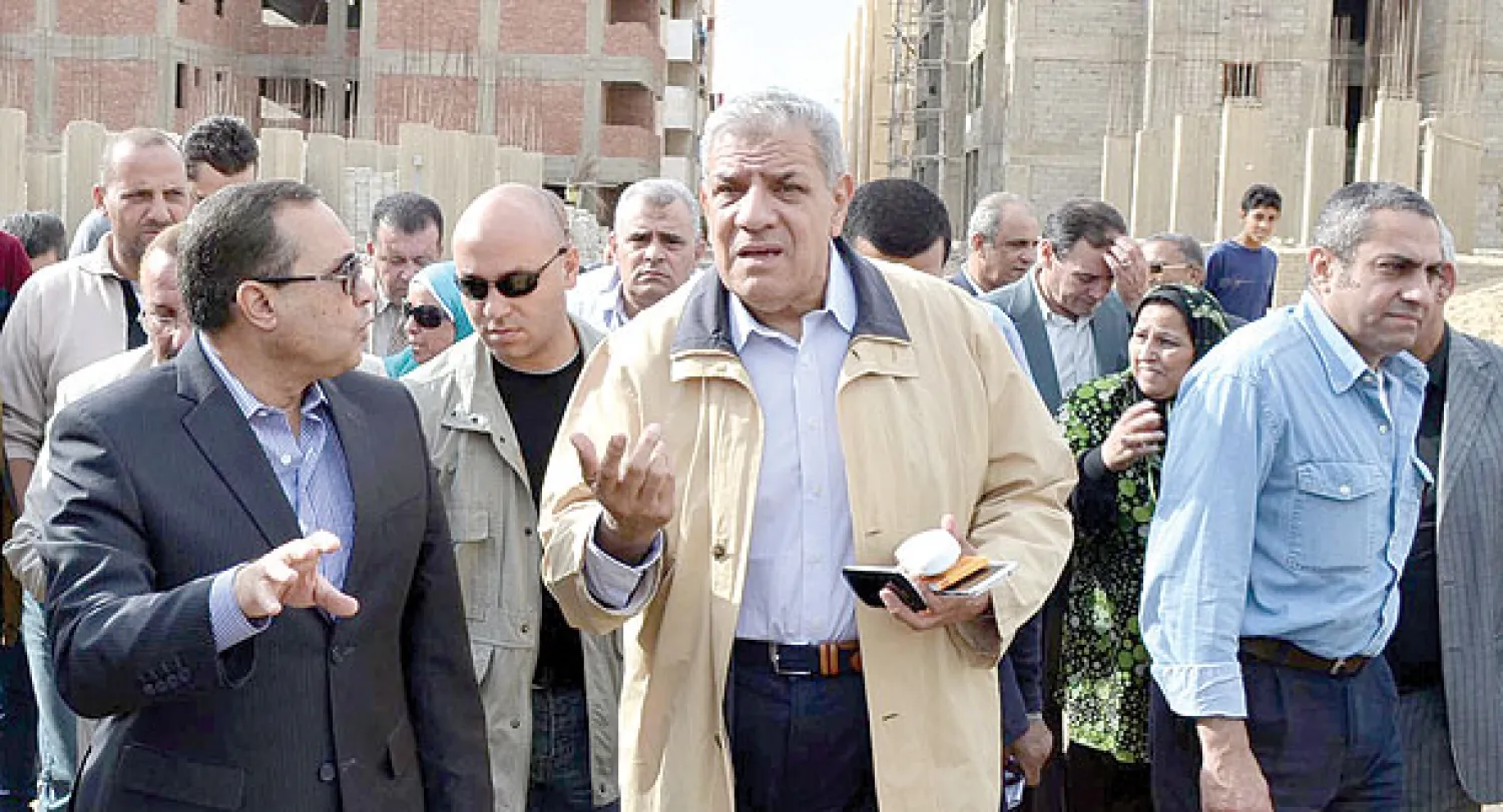 المهندس إبراهيم محلب خلال إحدى جولاته الميدانية في نوفمبر الماضي بمدينة الإسماعيلية وقت أن كان يشغل موقع وزير الإسكان المصري (أ.ب)