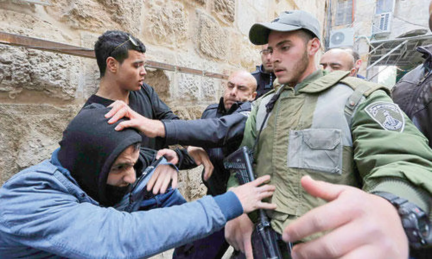 الشرطة الإسرائيلية تعتدي على فلسطينيين قبيل ساعات من بحث الكنيست الوصاية الإسرائيلية على «الأقصى» في القدس القديمة أمس (رويترز)