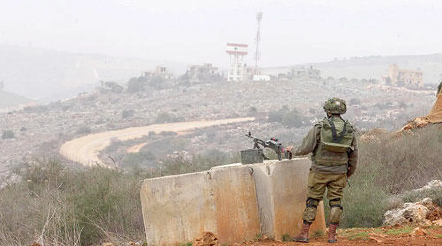 صورة أرشيفية لجندي إسرائيلي يراقب الحدود مع لبنان (رويترز)