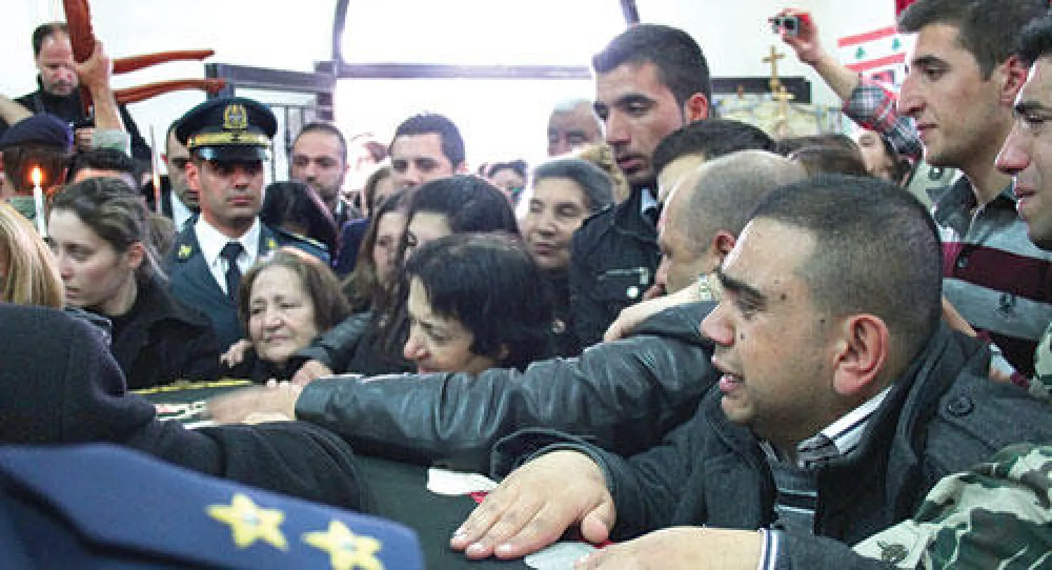 لبنانيون يشيعون في وداي البقاع، أمس، ضابطا قتل في تفجير انتحاري استهدف نقطة تفتيش قرب بلدة الهرمل السبت الماضي (أ.ف.ب)